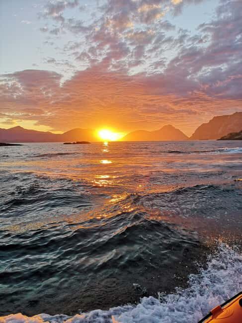 Midnight sun safari - Henningsvær at 9 p.m.: midnight sun in a real fishing town