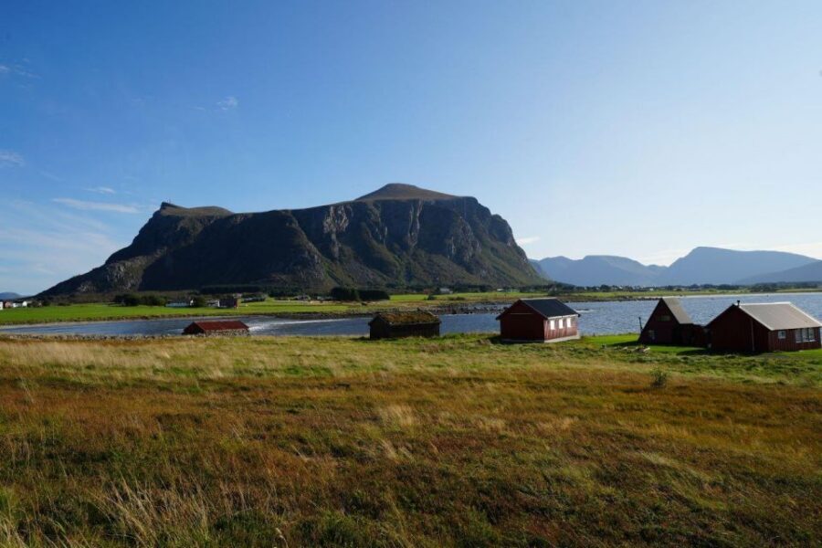 Molde: Atlantic Ocean Road & Varden Audio Guide Bus Tour - Hustadvika Coast: Cliffs, Reefs, and the Working Meaning of a Rugged Shore