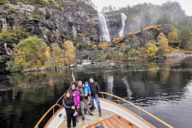 Mostraumen Private Pontoon Cruise - The guide experience: Bjørn, Hanne, and the story-driven pace