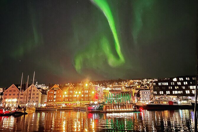 Northern Light Cruise With Luxury Catamaran in Tromso, Norway - Warm suits, coffee/tea, and Wi‑Fi: comfort and photo workflow