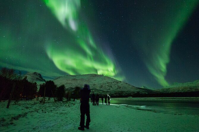 Northern Lights Chase by Bus in Tromso - Tromsø 6:00 pm starting point: quick to find, built for night timing