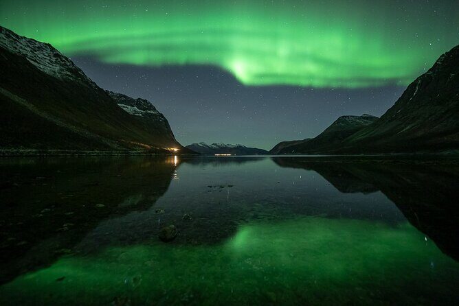 Northern Lights Expedition Tromsø - 6 people - Arctic Photo Guide - Photo-first extras: tripods, phone holders, and instant memories
