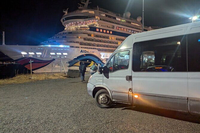 Northern Lights Minibus Chase Max 16 Person In Group - Guide vs driver: the difference you’ll feel in the dark