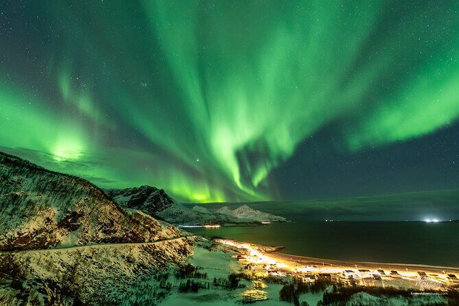 Northern Lights Minibus with Photos Dinner Warm suits - Tromsø in the auroral oval: why this style of hunt works