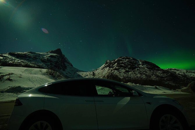 Northern lights - TeslaX Ecofriendly Car - Group size and flexibility: the “small tour” advantage