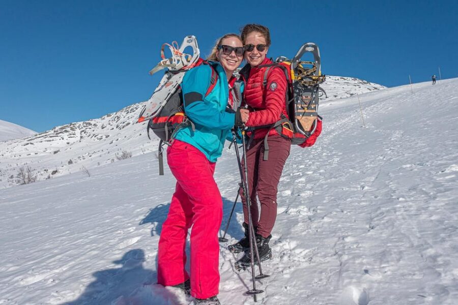Odda: Trolltunga Winter Hike on Snowshoes - The first leg: 4 km to Mågelitopp, warm-up style