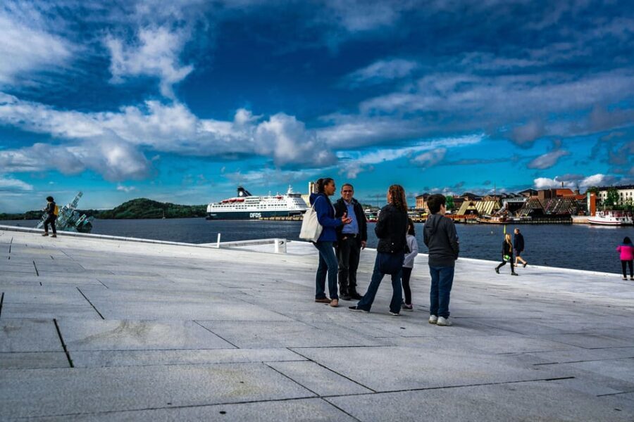 Oslo: 3-hour Highlights & Vigeland Park Private Walking Tour - Oslo’s civic and royal core: City Hall, National Theatre, and the Royal Palace