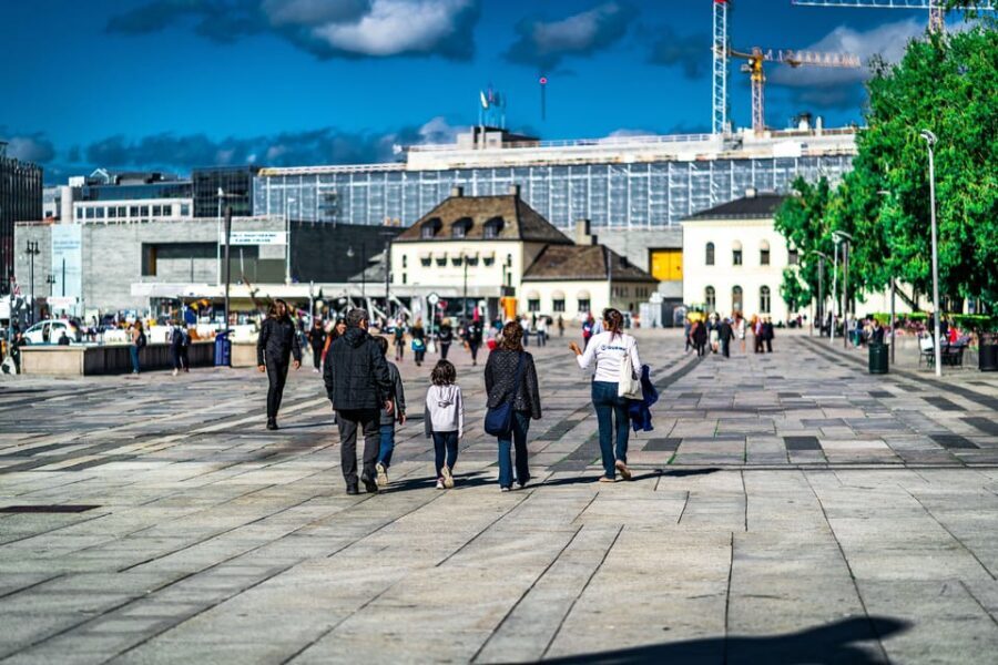Oslo: 3-hour Highlights & Vigeland Park Private Walking Tour - Guide quality, languages, and why private touring helps