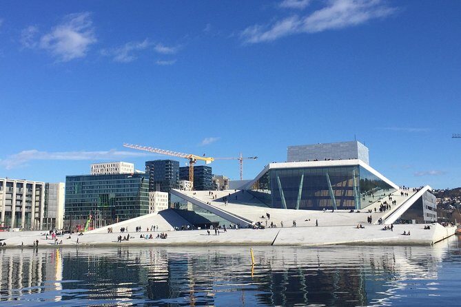 Oslo easy walk - The Norwegian Parliament and Oslo Cathedral: power and faith side by side