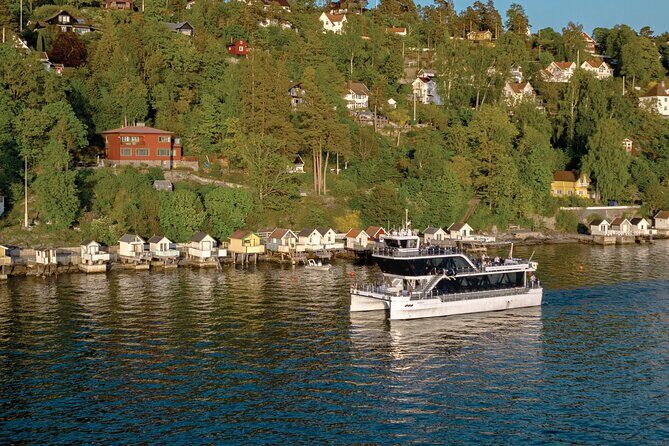 Oslo fjord 3-Course Dinner Cruise with Live Music - Getting On at Rådhusbrygge 2: Smooth Start, Central Location