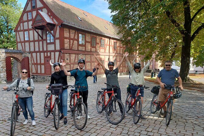 Oslo Highlights Bike Tour - The Royal Palace ride: a regal photo stop with real road context