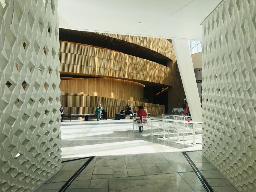 Oslo: Panoramic View and Sculpture Park Walk - Norwegian Parliament and Royal Palace: two quick stops that pay off