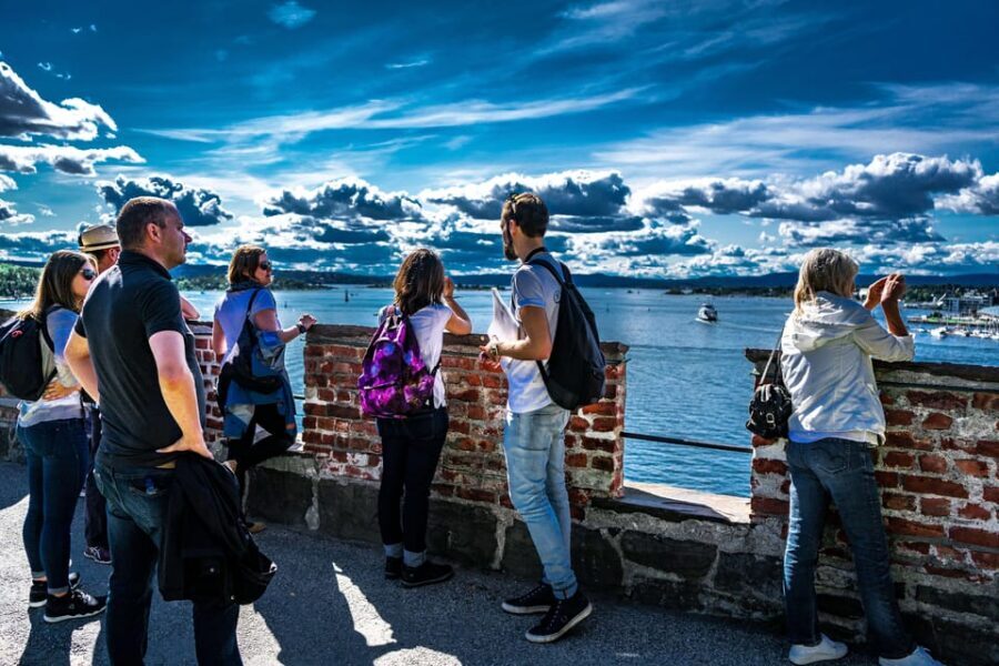 Oslo: Private Walking Tour - Royal Palace and the National Theatre: culture plus authority