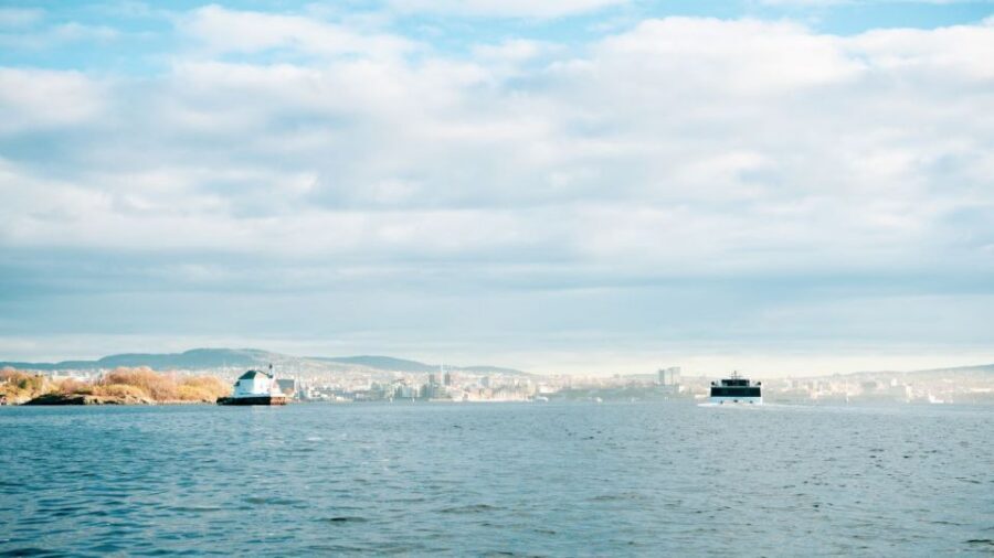 Oslo: Scenic Fjord Cruise with Audio Guide Commentary - Warm inside or breeze outside: how to dress and where to stand