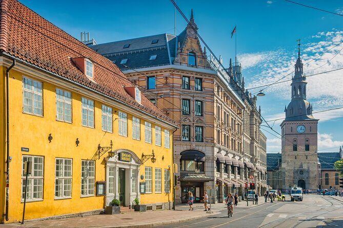 Oslo Viking Quest: Exploration Game and Tour - Oslo City Hall: architecture history in the middle of the action