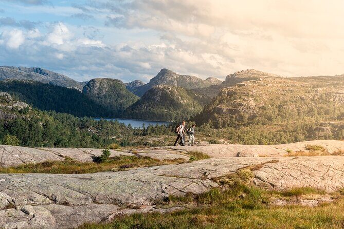 Preikestolen | Pulpit Rock - Hike with a local guide - Lunch with a view: making time at the edge