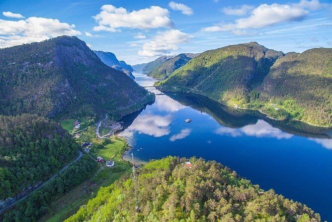 Private Fjordcruise by Luxury Pontoon Boat - Bergen Fjords - Getting there from Bergen: a shared transfer that saves your time