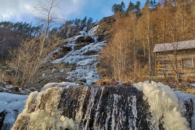 PRIVATE GUIDED TOUR: Norway's Highlights – Viking Special, 11-12 hours – WINTER - Stalheimsfossen and Sivlefossen: hairpin-road waterfalls on the move