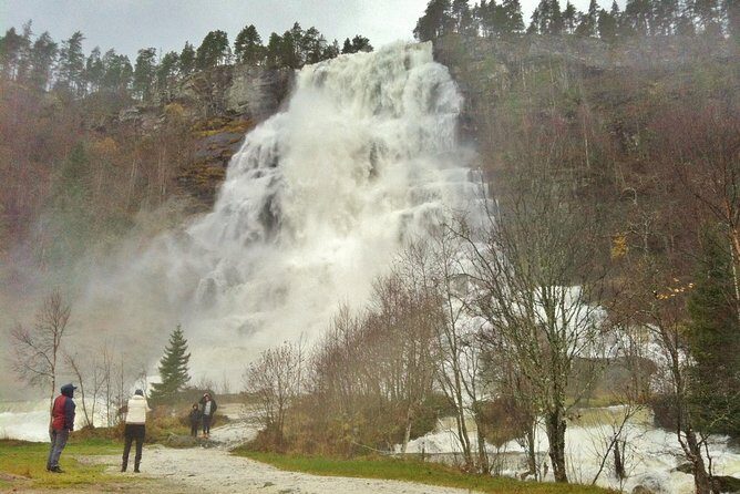 PRIVATE GUIDED TOUR: Norway's Highlights – Viking Special, 11-12 hours – WINTER - Your driver-guide and why the comfort matters in Norway winter