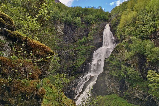 PRIVATE GUIDED TOUR: Norway's Highlights–Viking Special, 11 h - Flåm plus Stegastein: one village vibe, one viewpoint wow