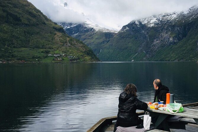 Private tour Geiranger and Glaciers 1 to 15 people - Flydalsjuvet: a short stop with a famous connection