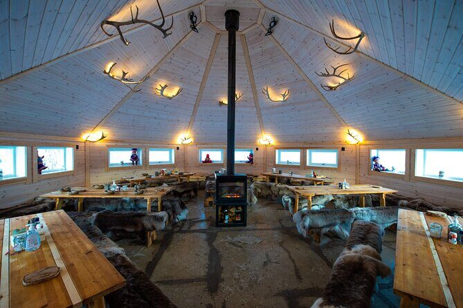 Reindeer feeding & Saami Culture - Group size and pacing: what 100 travelers feels like