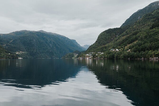 Scenic Hardangerfjord & Fyksesund RIB adventure from Norheimsund - Fyksesund Bridge (opened 1937): a quick historic marker on the water route