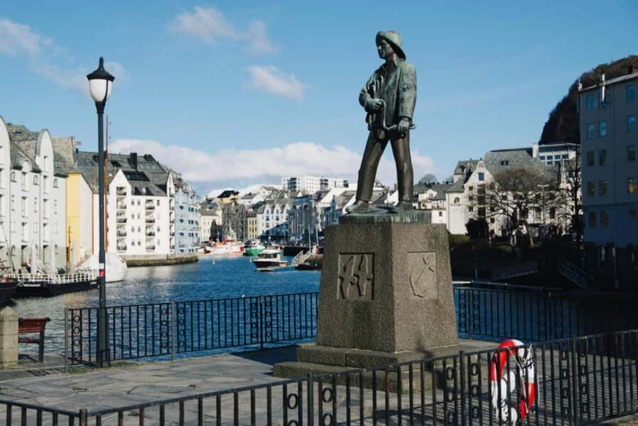 Small Group Tour in Ålesund: Art Nouveau, Sea Views & Insider Tips - Kongens gate: Ornate Facades, Turrets, and Symbol Work at Street Level