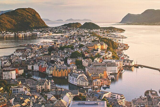 Small-Group Walk in Ålesund: Art Nouveau & Insider Tips - A smart way to start Ålesund: Art Nouveau plus real coastal perspective