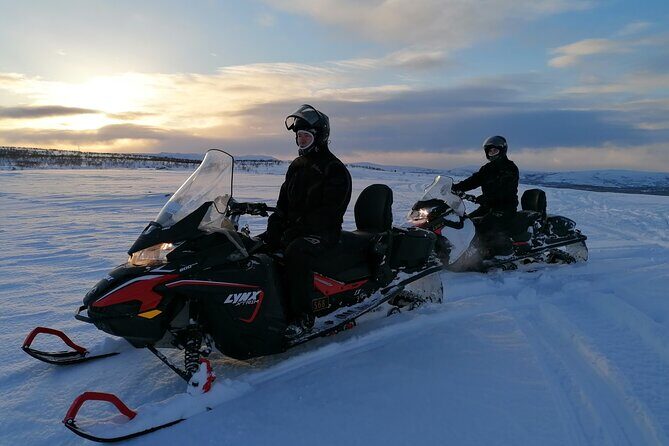 Snowmobile safari in the mountain plateau of Finnmarksvidda - The 5-hour ride: training, photo stops, and changing Arctic light