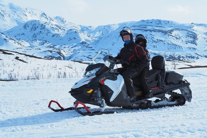 Snowmobile safari in the mountain plateau of Finnmarksvidda - The warm break: Sami-hut coffee, waffles, and local stories