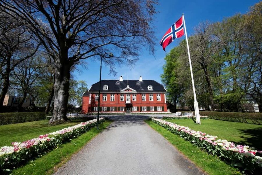 Stavanger: Sights & Highlights Minibus Tour and Museum Entry - The early city passes: getting your bearings fast