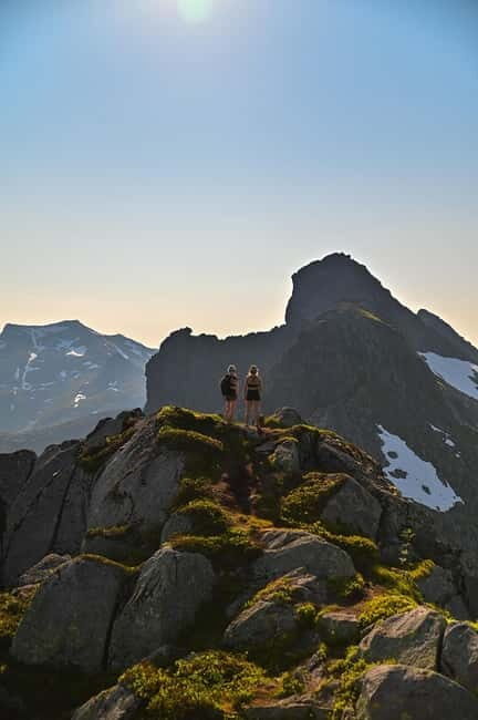Svolvær: Guided Hike with Snacks - The 4-Hour Rhythm: Van Out, Hike In, Snacks On