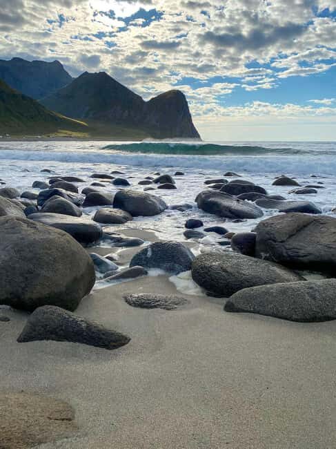 Svolvær: Lofoten Beaches Coastal Walk and Café Visit - Unstad café: plan for coffee and cinnamon bun as your warm break