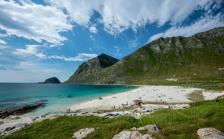 Svolvær: Lofoten Beaches Coastal Walk and Café Visit - Haukland Beach to Uttakleiv: a 4 km coastal walk that feels bigger than it is