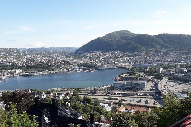 Three-summit hike in Bergen - Meeting at Strandkaien and lining up the Funicular timing