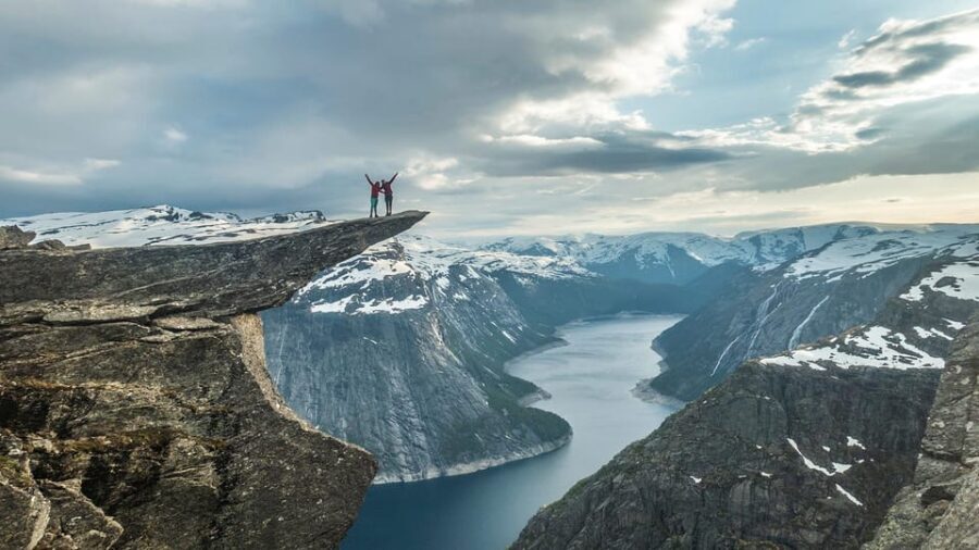 Trolltunga: Trolltunga Sunset Glamping - Dinner in the mountains: food, fellowship, and that Norwegian-sound soundtrack