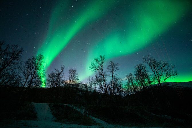 Tromso Aurora Chase by Minibus with Thermal Suit, Snack and Photo - The guide and photo plan: how the camera angles get handled