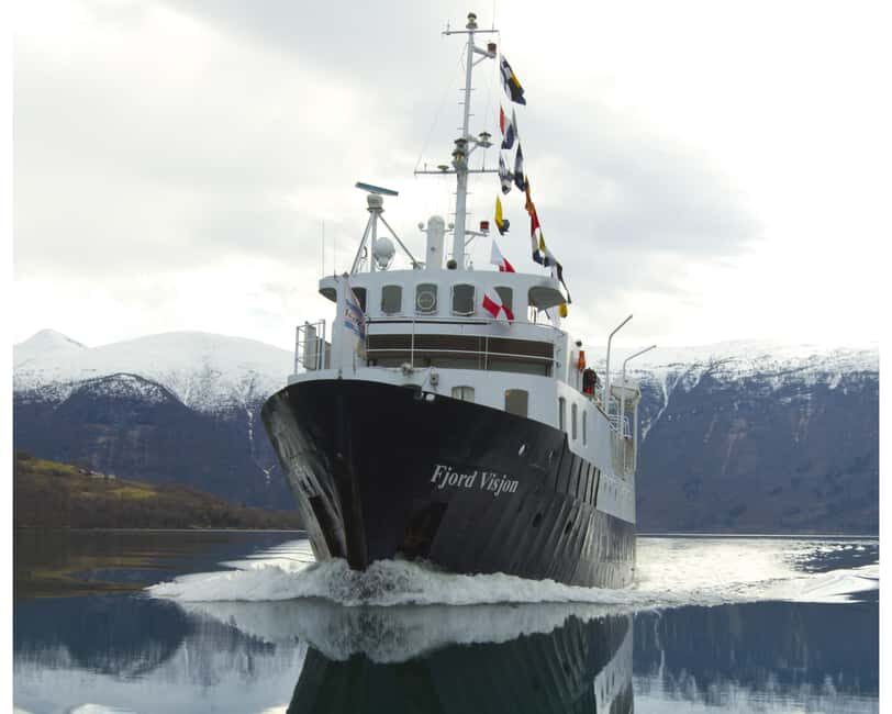 Tromsø: Classic arctic fjord cruise with lite lunch - Warm retro saloons and the open deck: where you should stand