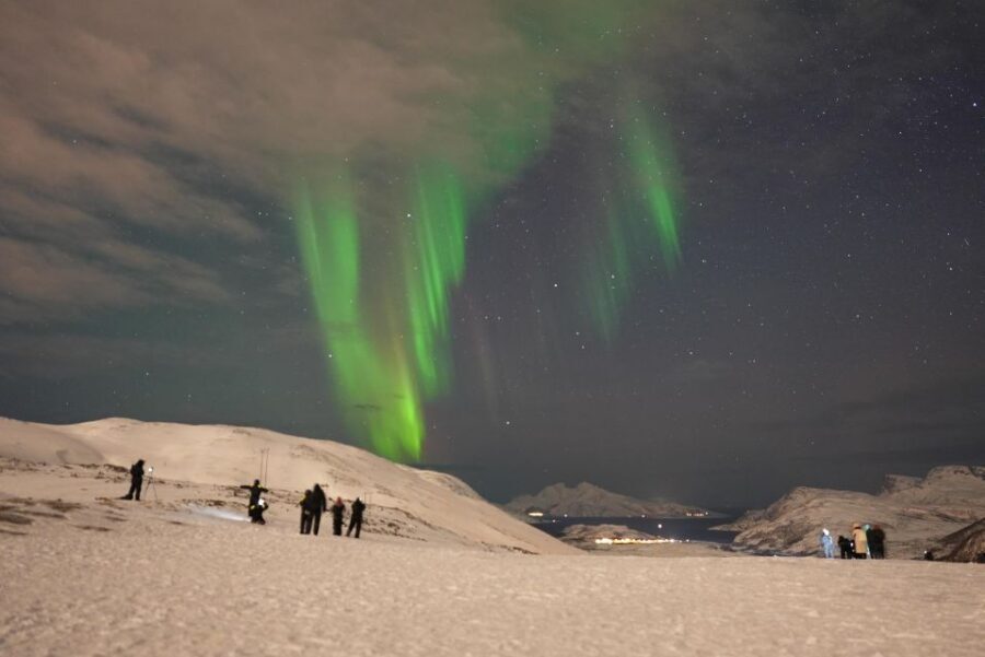 Tromsø: English/Spanish Aurora Pathfinder Tour with Photos - Thermal suits, hot drinks, and the reality of no restroom