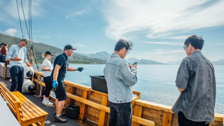 Tromsø: Fishing & Fjord Cruise - Drinks and staying warm without fuss