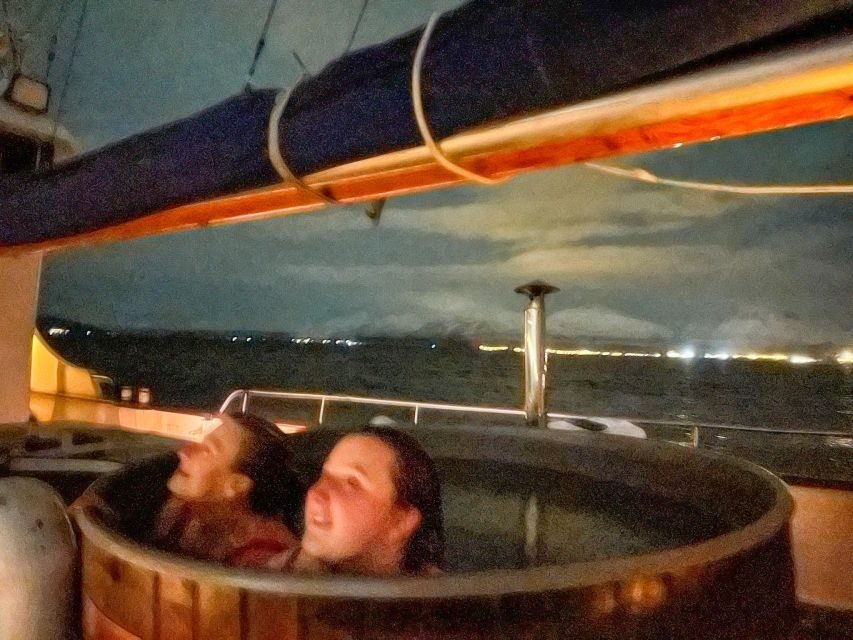 Tromso: Luxury Northern Lights Cruise with Hot Tub & Dinner - Your 4-hour cruise plan: Grindøysundet and aurora positioning