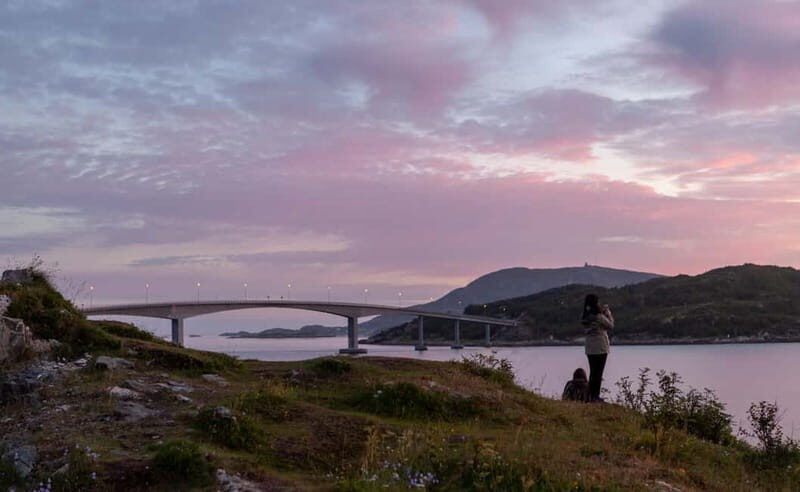 Tromsø: Midnight Sun with Campfire in the wilderness - Campfire time: cozy comfort in the wild