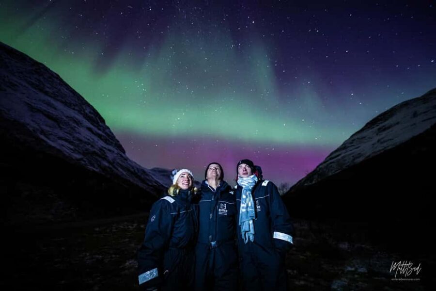 Tromsø: Northern Lights Chase with Expert Guides & Photos - Hot drinks, cookies, and campfire pauses: the social rhythm of the night