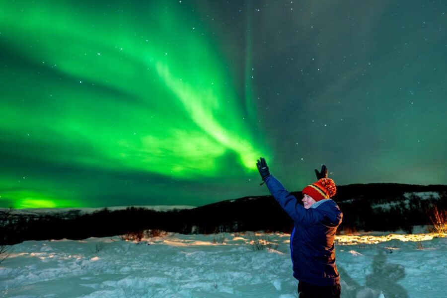 Tromsø: Northern Lights Chase with Photos and Bodysuits - The drive away from light pollution: why the bus time is part of the magic