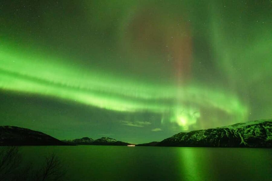 Tromsø: Northern Lights Minibus Tour with Local Experts - Comfort gear you actually need: thermal suits, seats, and warm drinks