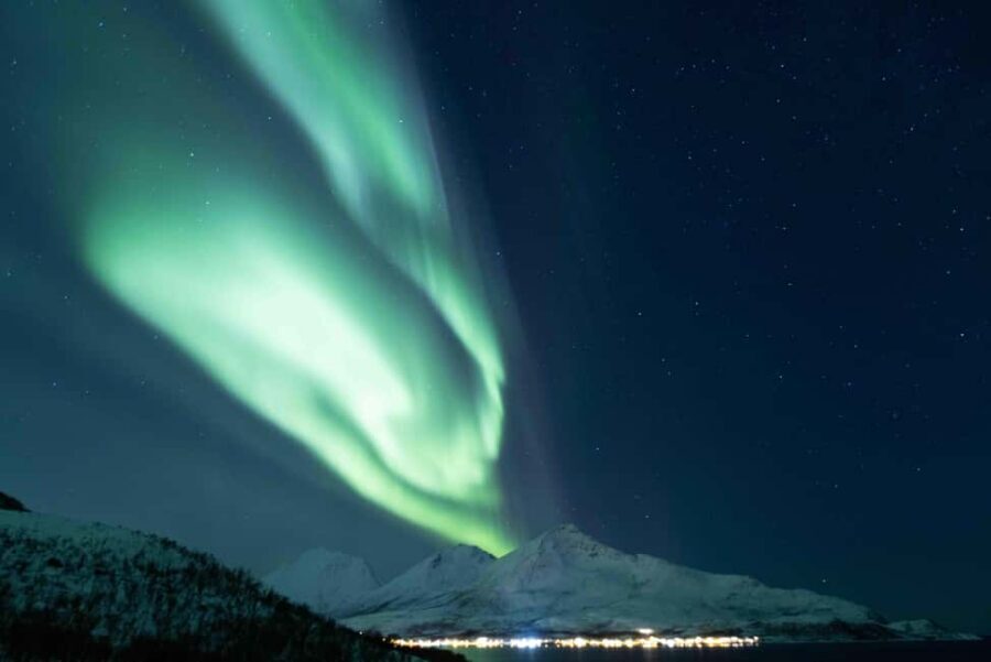 Tromsø: Northern Lights Tour with Dinner and Native Guide - The campfire moment: fire-making, Sami touches, and real comfort food