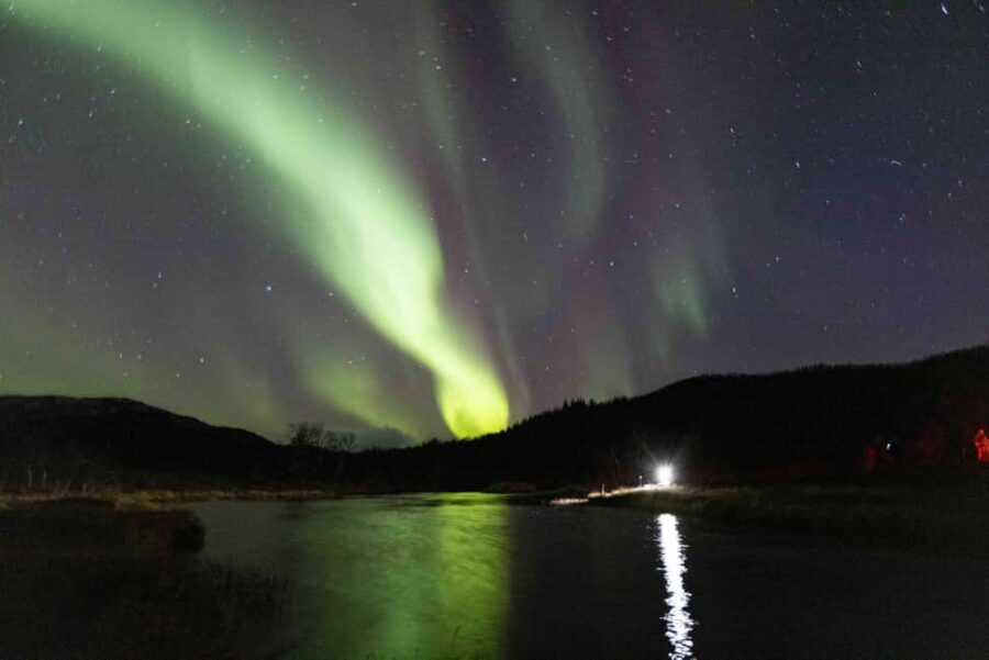 Tromsø: Northern Lights Tour with Dinner and Native Guide - When the aurora shows up: patience, photo help, and best viewing angles