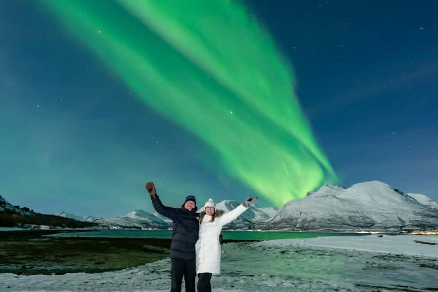 Tromsø: Northern Lights Tour with Photos, Hot Meal & Drinks - What You’ll See: Dancing Lights, Faint Colors, and the Camera Advantage