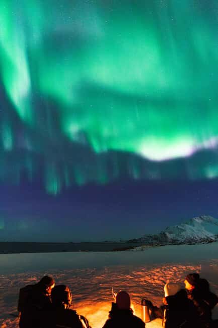Tromsø: Northern Lights Tour with Sámi & local guides - When the aurora appears, you get help staying ready